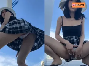 Em ghệ dâm đi đi chơi nhưng cũng không quên quay clip show của quý cho fans xem